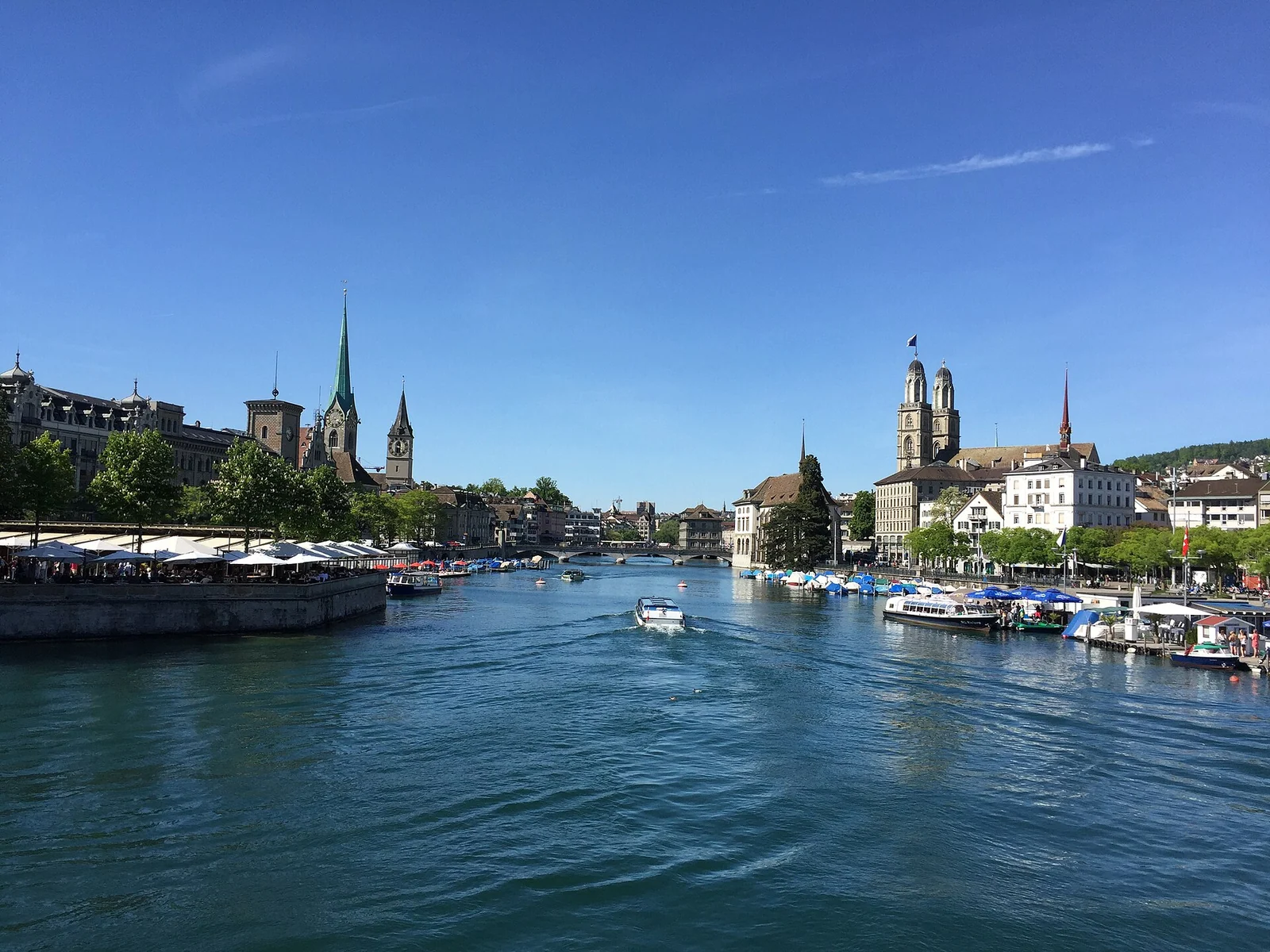 Altstadt Zürich an der Limmat mit Grossmünster und Schiffen