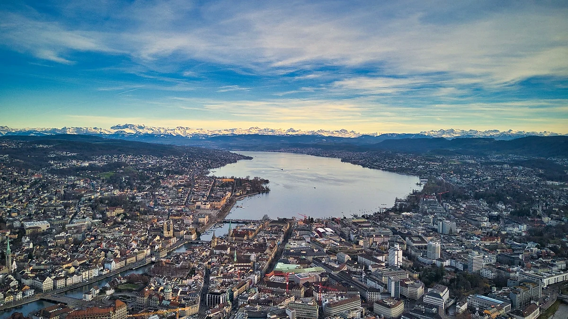 Luftaufnahme von Zürich, Zürichsee und den schneebedeckten Alpen.