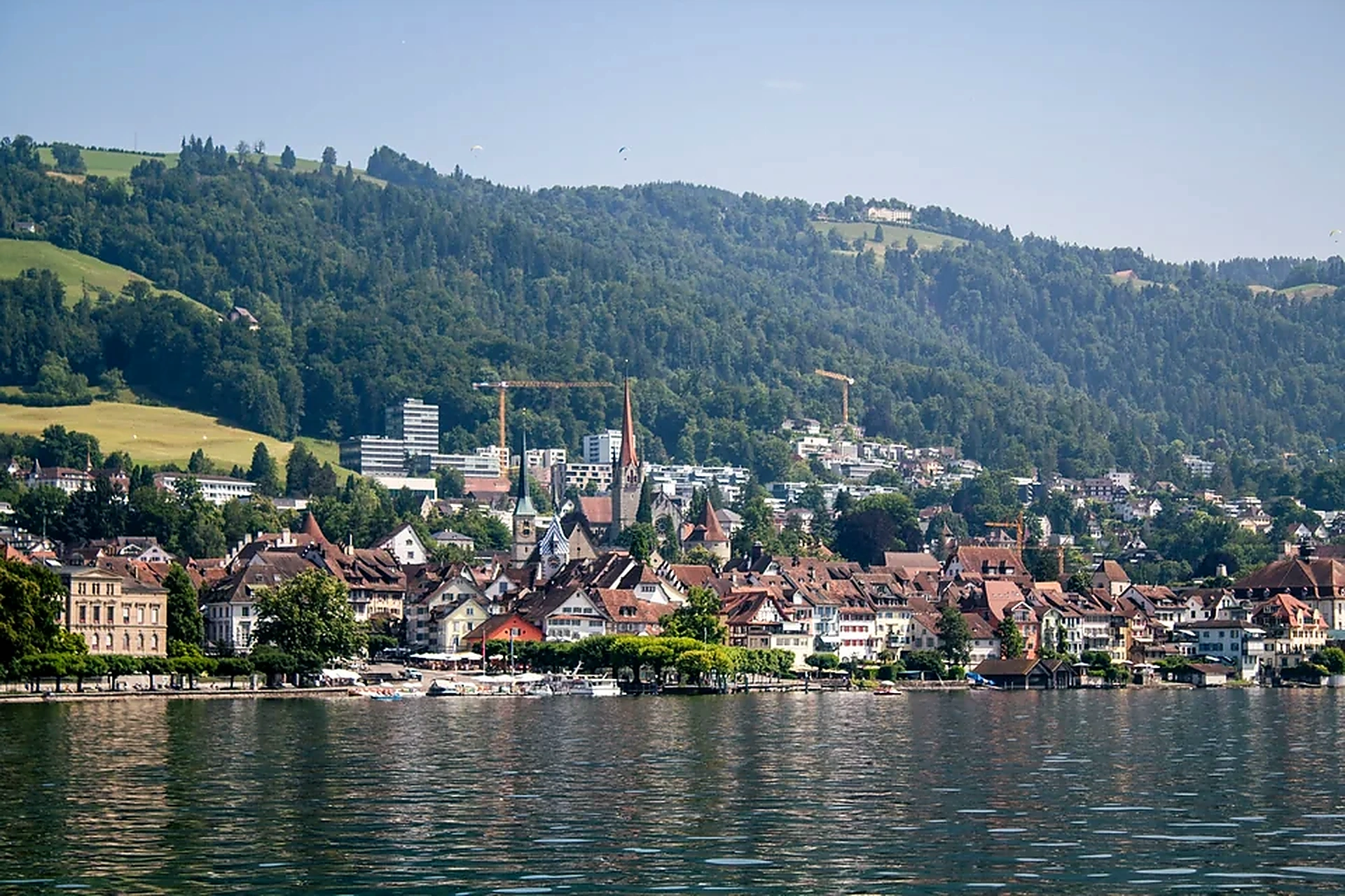 Stadt Zug und Zugersee vor den Bergen.